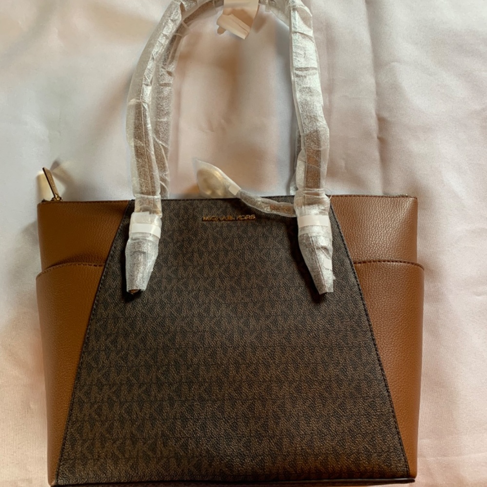 🎉Host Pick x2🎉 NWT Michael Kors Classic Charlotte Large Tote in Brown! - Picture 2 of 16